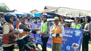 Warnai Hari Kartini, Satlantas dan Polwan Pesawaran Berbagi