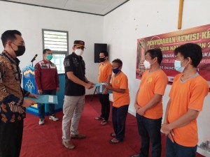 4 Orang WBP Lapas Kota Agung Dapat Remisi Khusus Hari Raya Natal.