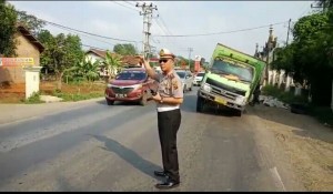 Kasatlantas Polres Pesawaran Turun Langsung Evakuasi Truk Mogok