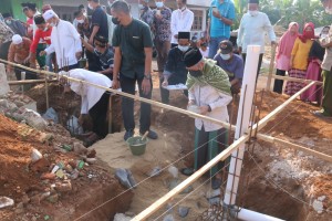 Bupati Pringsewu Letakkan Batu Pertama Pembangunan Masjid Jami Al-Munawaroh