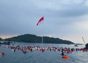 Pecahkan Rekor MURI, Pengibaran Merah Putih Di Laut Mutun Pesawaran