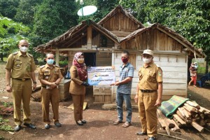 Bupati Tanggamus Beri Bantuan Bedah Rumah Warga Kota Agung dan Wonosobo