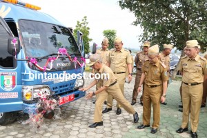 Bupati Sujadi Serahkan Bantuan Buku dan Rak Perpustakaan Bagi Rumah Ibadah,