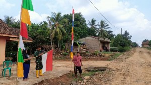 Sambut HUT RI ke 79, Satgas TMMD Ajak Warga Pasang Bendera Merah Putih