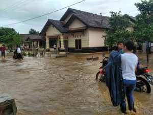 Dua Jam Di Guyur Hujan, Desa Batu Raja Way Lima Terendam Banjir