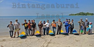 Lomba Balap Kano Seberangi Pulau Sekepol,  Ajang Ramaikan Pantai Belebuk