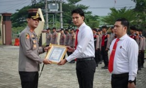 43 Personel Polres Pringsewu Terima Penghargaan Atas Prestasi Menjalankan Tugas