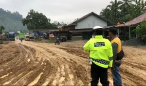 Sat Lantas Gelar Pengaturan Arus Lalu Lintas di Lokasi Banjir dan Longsor Semaka