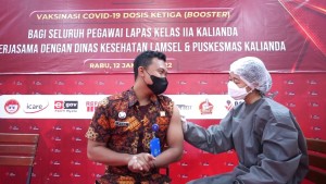 Seluruh Petugas Lapas Kalianda Sukses Divaksinasi Booster Covid - 19