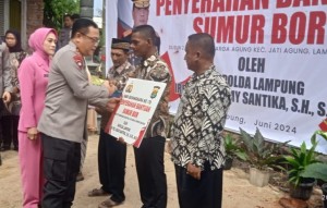 Polda Lampung Beri Bantuan Sumur Bor dan Bansos Masyarakat Jati Agung