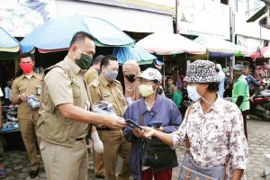 Wabup Pringsewu Bagikan Masker Kepada Pengunjung Pasar Gadingrejo