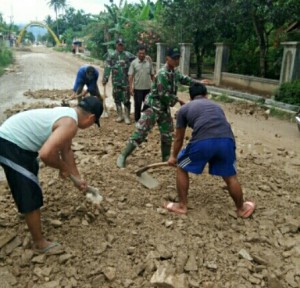 Tidak Kunjung Di Perbaiki, TNI Dan Masyarakat Gotong Royong Perbaiki Jalan