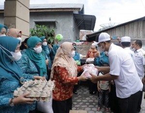 TP. PKK dan Dharma Wanita Kabupaten Asahan Bantu Korban Kebakaran di Desa Sei Apung.