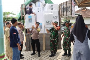 Polres Pringsewu Kawal Distribusi Logistik Pilkada ke PPK di Sembilan Kecamatan