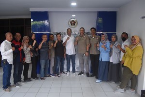 PWI Lampung dan SPPN VII Bagi-Bagi Takjil di Jalan