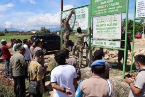 Plang Khilafatul Muslimin di Pringsewu Diturunkan Aparat