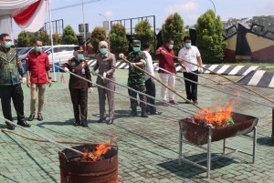 Selesai Dan Inkracht, Kejari Pesawaran Musnahkan Barang Bukti Perkara