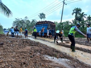 Gabungan Personil Polres Tanggamus Siaga di Lokasi Banjir dan Longsor Kecamatan Semaka