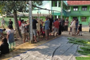 Masjid Ainul Yaqin Patoman Bagikan 350 Paket Daging Kurban