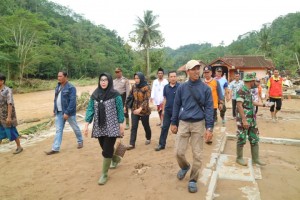 Bunda Dewi Himbau Warga Yang Tinggal di Bantaran Sungai Agar Waspada