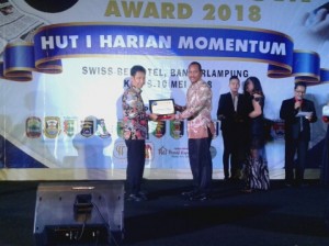 Bupati Pesawaran Dapat Penghargaan Momentum Award 2018