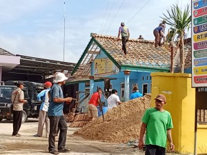 Aparatur Dan Warga Rejosari Gotong Royong Perbaiki Balai Pekon