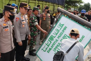 Tim Gabungan Bersama Lamsel Lakukan Sterilisasi Plang Ormas Khilafatul Muslimin