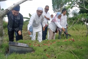 IKWI dan PWI Lampung Ziarah Makam Tokoh Pers Buya HMI di Pringsewu