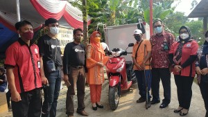 Bupati Tanggamus Serahkan Bantuan Untuk Penyandang Disabilitas