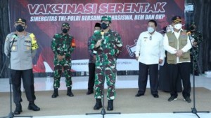 Panglima TNI Dan Kabaharkam  Polri Tinjau Serbuan Vaksin Di UIN Raden Intan Lampung.