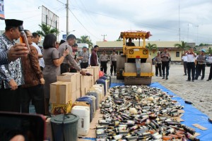 1.069 botol Miras dan 642 Liter tuak di Musnahkan Polres Lamsel