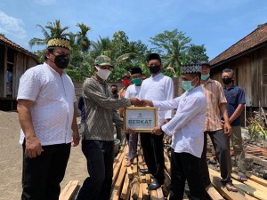 BAZNAS Pesawaran Berikan Santunan Tiga Rumah Korban Kebakaran