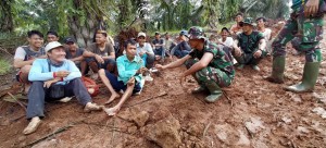 Meski Medan Cukup Berat, Prajurit TNI Dan Rakyat Tetap Semangat.