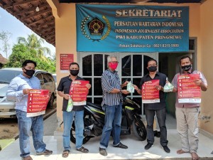 Relawan PMI Membagi APD Di PWI Dan Sejumlah OPD.