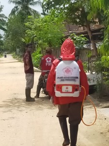 Untuk Kesekian Kalinya, Relawan PMI Pringsewu Melakukan Penyemprotan Disinfektan.