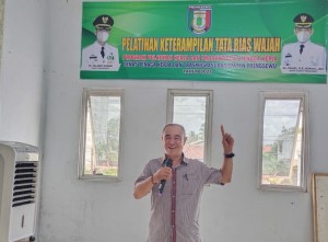 KadisnakerTrans Pringsewu Tutup Pelatihan Tata Rias Wajah.