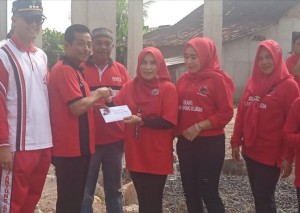 Srikandi Lamsel Beri Bantuan Pembangunan Balai Dusun Desa Jatimulyo