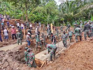 150 Prajurit TNI Kodim 0424/Tgm Ikuti Rapidtest Dan Cek Suhu Tubuh.