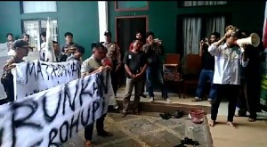 Gelar Demo, Puluhan Massa PKB Pesawaran Tuntut DPW Pecat Matrohupi Sebagai Ketua