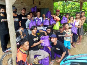 Talang Adventure Trail Comoniti Pringsewu, Beri Bantuan Kepada Warga Bumiarum.