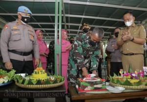 HUT TNI ke-76, Wakil Bupati Beri Surprise di Koramil 424-06 Pringsewu