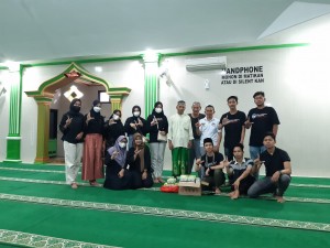 Anak Karyawan BUMN Berbagi, Gelar Bebersih Masjid dan Bagi-Bagi Takjil