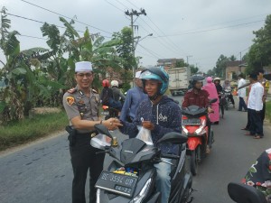 Gelar Ngabuburide, Polsek Sukoharjo dan Bhayangkari Bagi-Bagi Takjil Gratis