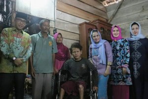 Penderita Kusta di Way Kanan Mendapat Bantuan Kursi Roda