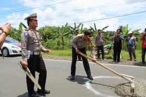 Operasi Keselamatan Krakatau 2018, Polres Lamsel Tambal Jalan Berlobang