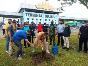 Wabup Pringsewu Tanam Pohon Penghijauan di Terminal Gadingrejo