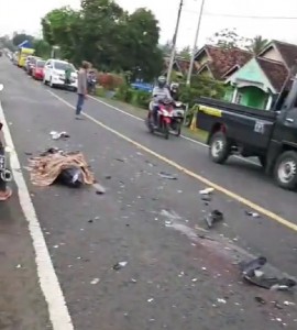 Adu Banteng Sepeda Motor VS Truck Akibatkan Kematian.