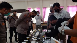 AKBP Satya Widhy Widharyadi Test Urine Personel Polres Tanggamus