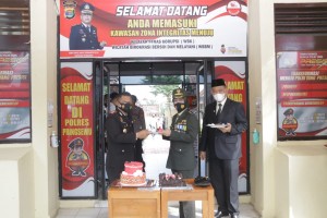 Wabup Pringsewu Beri Surprise Kepada Kapolres Pringsewu