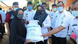 Bupati Tanggamus Launching Penyerahan Bantuan Beras PKH dan Serahkan Bantuan E-Warung.